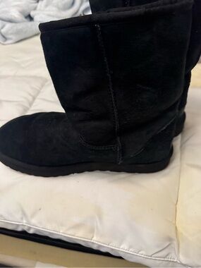 UGG Classic Short Boot in Black